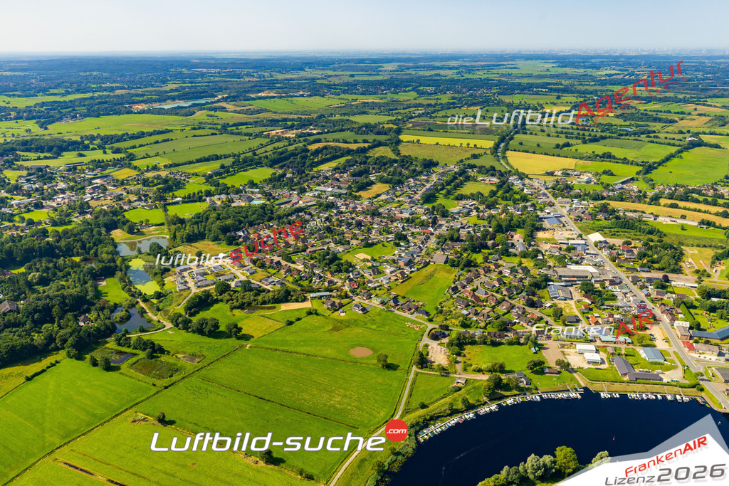 Klassische Luftaufnahme ohne Drohne zeigt:Pahlhude bei Pahlen - Die Luftbildaufnahme wurde 2025 vom UL-Flugzeug heraus erstellt ( keine Drohnenaufnahme ) - Hochauflösende Luftaufnahme -Nicht vergleichbar mit Google Maps oder Satelittenbilder- Die Geschenkidee !Mit Lizenz und Bildrechte bestellbar