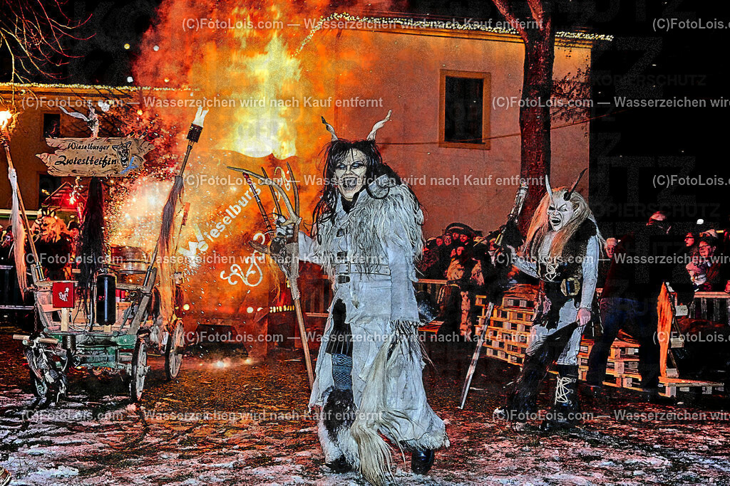 ALP9666_Wieselburger ADVENT_Wintersonnenwende_Perchtenlauf | (C)FotoLois.com, Alois Spandl, Wieselburger Advent, Wintersonnenwendfeier mit Umzug durch die Stadt, Sonnenwendfeuer und Perchtenlauf mit Show im Schlosspark, Mitwirkung der Partnergemeinde EINBECK, Sa 17. Dezmber 2022.