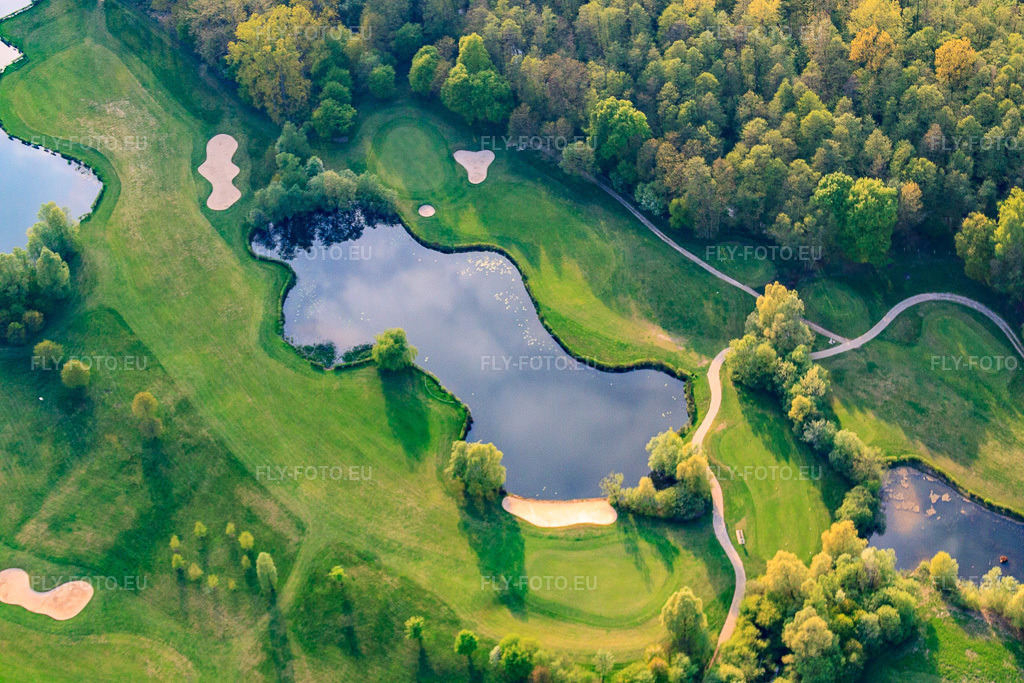 Vue aérienne: Greens et étangs du club de golf de Baden-Baden Soufflenheim à Soufflenheim dans le département Bas Rhin, France – .Photo: IMG_39516.jpg prise le 14/04/2011 par Werner Riehm/FLY-FOTO.eu – Résolution de l'original: 4752 x 3168 px