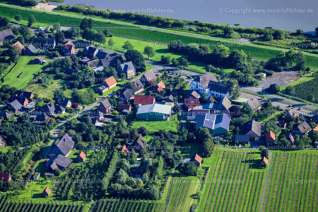 Altes_Land_Wisch_ELS_8335050823 | WISCH 05.08.2023 Dorfkern an den Fluß- Uferbereichen der Elbe in Wisch im Bundesland Niedersachsen, Deutschland. // Village on the river bank areas of Elbe in Wisch in the state Lower Saxony, Germany. Foto: Martin Elsen