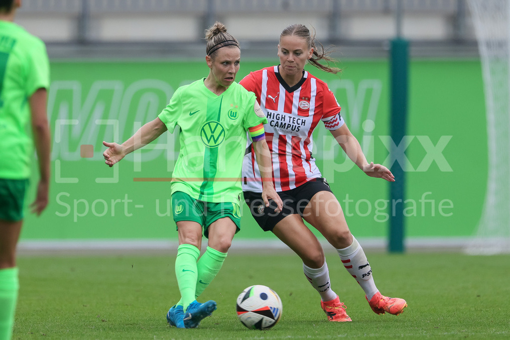 Fussball, Testspiel Frauen, VfL Wolfsburg - PSV Eindhoven | v.li.: Svenja Huth (VfL Wolfsburg, 10) und Gwyneth Hendriks (PSV Eindhoven, 3) im Zweikampf, Duell, Dynamik, Aktion, Action, Spielszene