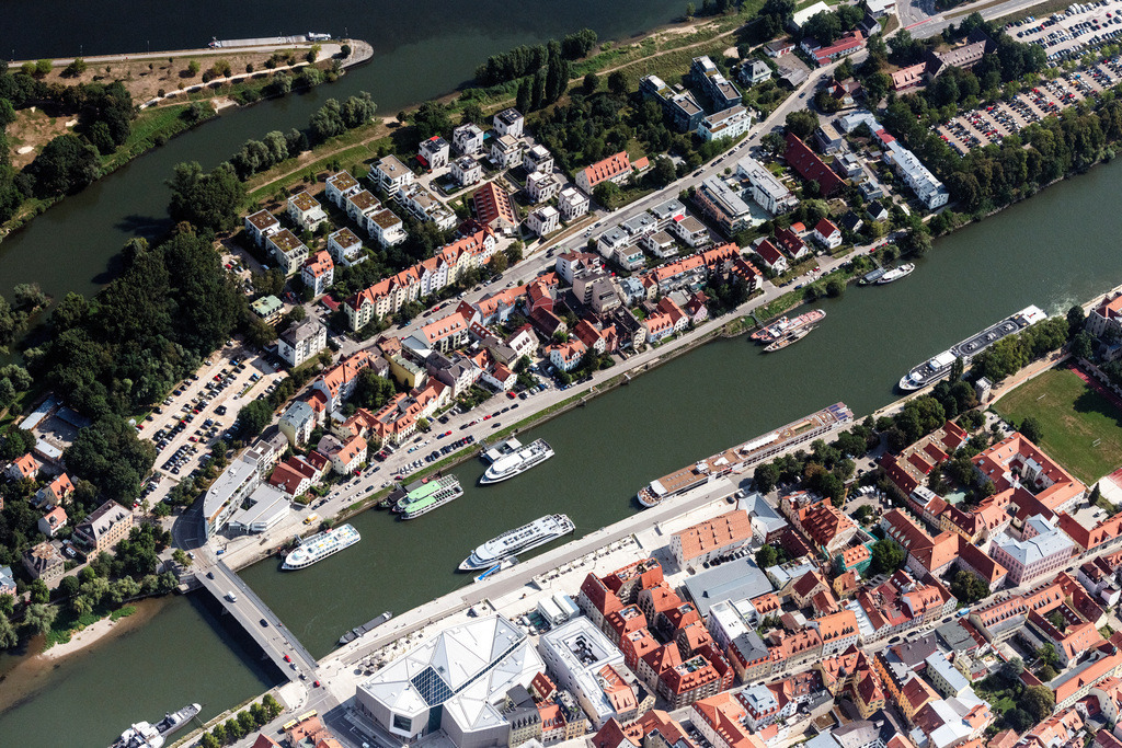 dr__0030922.jpg | REGENSBURG 01.08.2019 Donau- Uferbereiche mit Bootsanlegern und der Eisernen Brücke in der Altstadt von Regensburg im Bundesland Bayern. // View over the warf and the danube boat-museum in the historic center of Regensburg in the state of Bavaria. Foto: Daniel Reiter