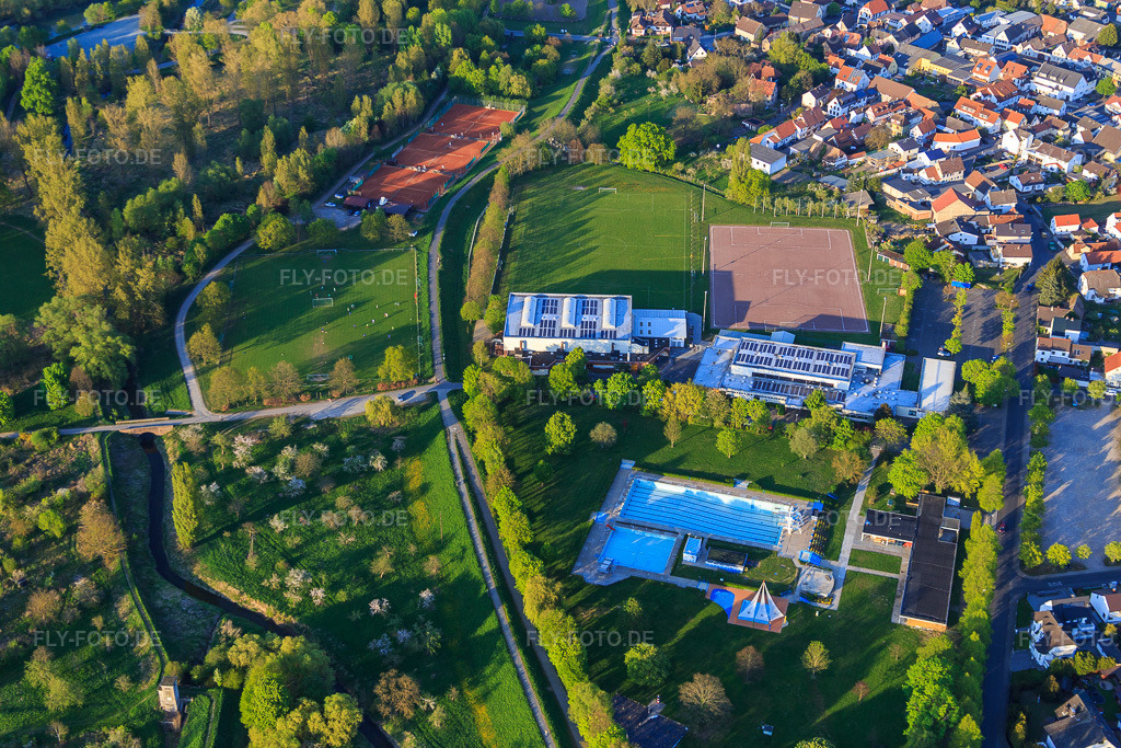 Luftbild: Freibad Stockstadt am Rhein, Sportplätze der SKG Stockstadt Tennisabteilung und Altrheinhalle in Stockstadt am Rhein im Bundesland Hessen in Deutschland.Foto: IMG_077666.jpg vom 23.04.2015 durch Werner Riehm/FLY-FOTO.deFreibad Stockstadt - Das vielleicht schönste Freibad in SüdhessenSKG Stockstadt - Abteilung TennisSKG Stockstadt | Wir bewegen Stockstadt am RheinAltrheinhalle - Gemeinde Stockstadt am Rhein