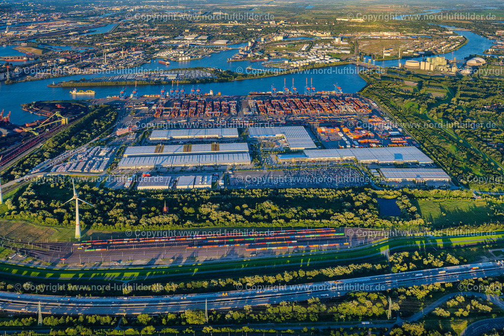Hamburg_Altenwerder_Hafen_ELS_3425090823 | HAMBURG 21.08.2023 Containerterminal HHLA Container Terminal Altenwerder (CTA) am Ufer der Elbe im Stadtteil Altenwerder in Hamburg. // Container Terminal HHLA Container Terminal Altenwerder (CTA) on the Elbe riverbank in the Altenwerder part of Hamburg in Germany. Foto: Martin Elsen