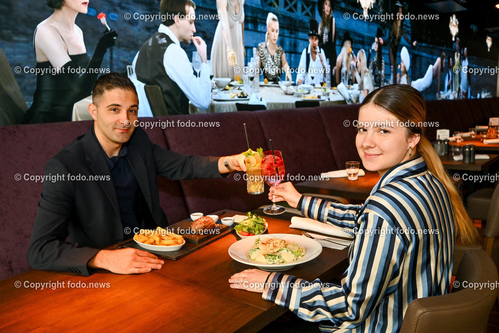 Plus City_ Steakhouse Abaccos_ 18.04.2024-17 | 18.04.2024, Pasching, AUT, Plus City, im Bild Steakhouse Abaccos, Dani und Luisa genissen ein Steak