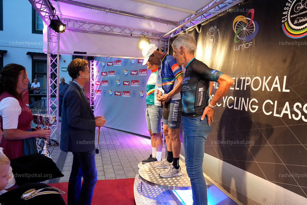 1238_20230817_Bewerb_Maenner_Muehlanger | AUT - OESTERREICH, 2023-08-16: SPORT RENNRAD-FAHREN - 55. INTERNATIONALER RADWELTPOKAL IN ST. JOHANN IN TIROL  - Vintage-Radrennen mit WM-Bronze-Medaillen-Siegerin Christina Schweinberger, den Teilnehmer und Alexander Baumann (vom Orginastions-Team) - TAG 2 BEWERB MAENNER IN SECHS GRUPPEN  ; Foto: Roland Muehlanger