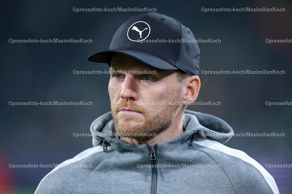 BMG28112501009 | 28.11.2025, Fußball, Borussia Mönchengladbach - RB Leipzig, 1. Fußball Bundesliga, 12.Spieltag, Borussia-Park, Saison 2025 2026: Cheftrainer Eugen Polanski (Borussia Mönchengladbach) DFB regulations prohibit any use of photographs as image sequences and or quasi-video.