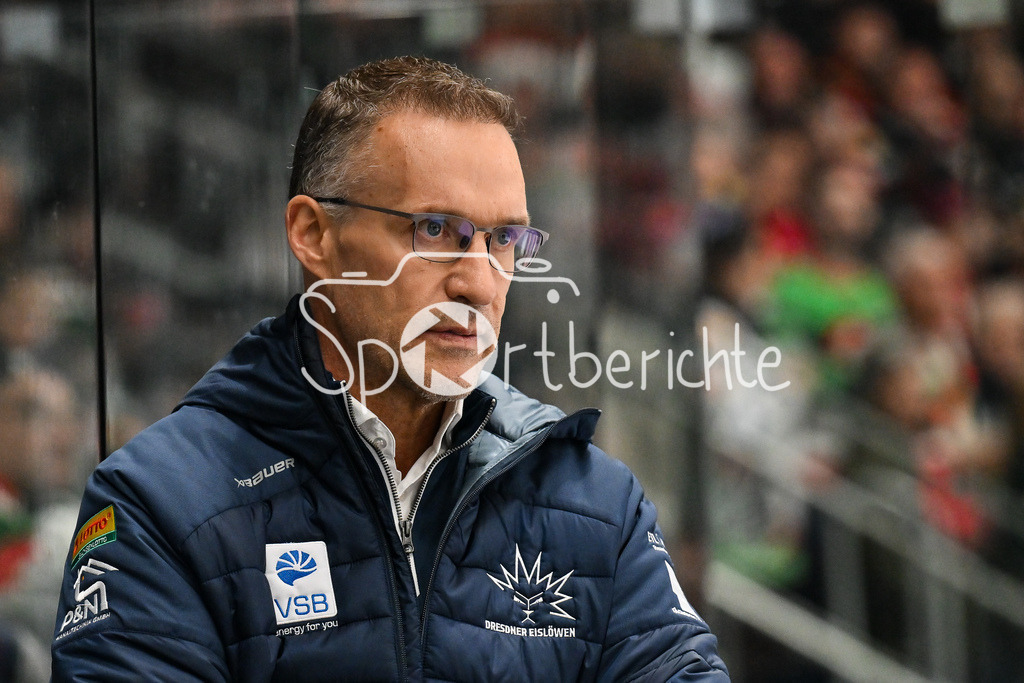 Augsburger Panther - Dresdner Eislöwen | AUGSBURG, GERMANY - 04. DECEMBER: im Bild Gerald FLEMING Trainer Eislöwen Dresden / Einzelfoto / Freisteller während dem Match zwischen den Augsburger Panthern und den Dresdner Eislöwen am 25 Spieltag der PENNY DEL im Curt Frenzel Stadion