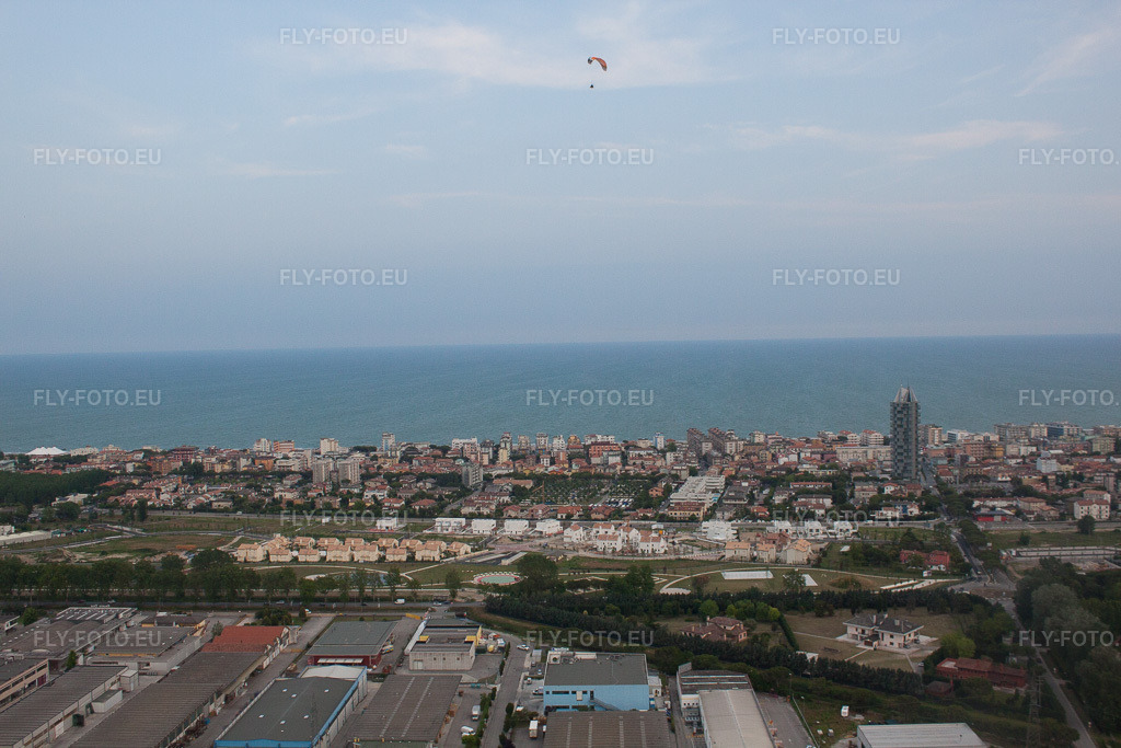 Vue aérienne: Vue de la ville à Lido di Jesolo dans le département Vénétie, Italie. Photo: IMG_050349.jpg prise le 07/06/2012 par Werner Riehm/FLY-FOTO.eu – Résolution de l'original: 4752 x 3168 px
