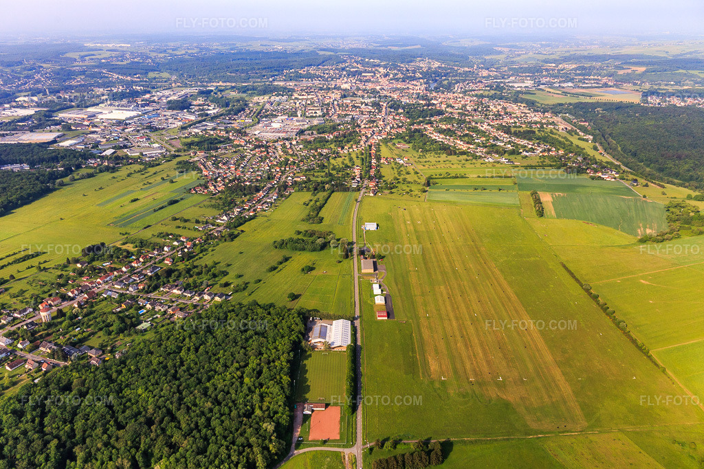 Aerial view: Aérodrome de Sarreguemines - Neunkirch in the district Folpersviller in Saargemünd in the state Moselle, France. – Photo: IMG_107298.jpg taken on 05/19/2018 by Werner Riehm/FLY-FOTO.com – Resolution of the original: 5231 x 3487 px – Aéroclub de Sarreguemines : Espoirs aéronautiques de Sarreguemines | Aéroclub Planeurs Avions ULM | Route de Deux-Ponts BP 80315 57203 SARREGUEMINES Cedex