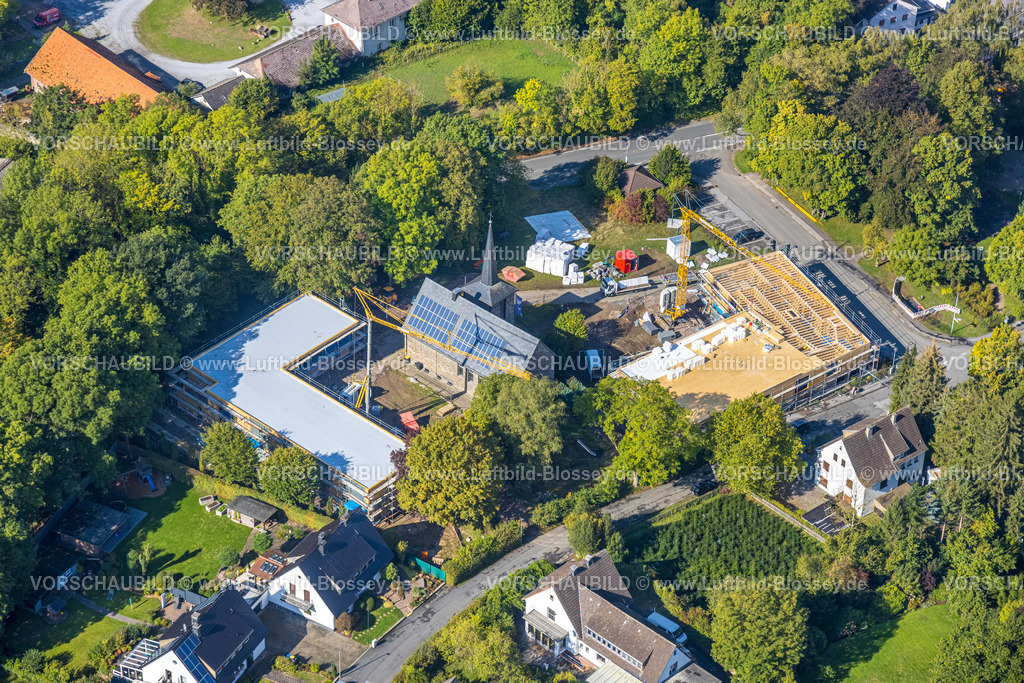 Menden220901482 | Luftbild, Baustelle und Neubau für neues Quartier um die evang. Christuskirche mit evang. Kindergarten, Gemeindehaus und  Wohnanlage, Matthias-Claudius-Platz, Lendringsen, Menden, Ruhrgebiet, Nordrhein-Westfalen, Deutschland