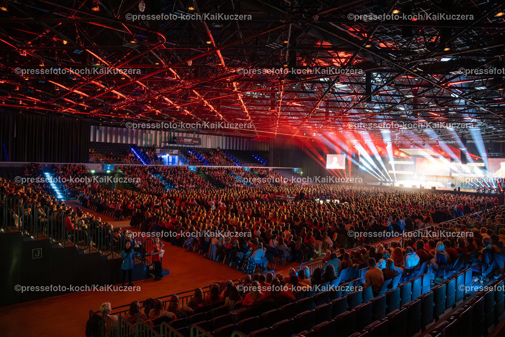 KKU16112401025 | 16.11.2024, xkkux, Düsseldorf, Mitsubishi Electric HALLE, Die Influencer Niklas van Lipzig und David Martin vom Podcast "Arm aber Sexy" performen bei ihrer Show dudes. LIVE UNCUT 2024