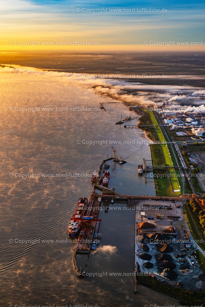 Stader_Seehafen_ELS_0172181023 | STADE 18.10.2023 Hafenanlage Stader Seehafen AOS am Bützflether Sand in Bützfleth im Bundesland Niedersachsen, Deutschland. Weiterführende Informationen bei: Dow Deutschland Anlagengesellschaft mbH,  STADE Marketing und Tourismus GmbH. // Stader Seehafen Refinery equipment and management systems on the factory premises of the mineral oil manufacturers of Dow Deutschlond Anlagengesellschaft mbH in Buetzfleth in the state Lower Saxony, Germany. Further information at: Dow Deutschland Anlagengesellschaft mbH,  STADE Marketing und Tourismus GmbH. Foto: Martin Elsen