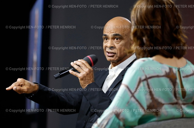 Impressionen Buchmesse | 21.10.2023 75. Frankfurter Buchmesse 2023 75 TIMES Fachmesse für Bücher und Verlage #fbm23 Messestand Forum 0 ARD ZDF 3SAT Büchertalk Buchbesprechung Buchvorstellung von Moderatorin Cecile Schortmann mit Charles M. Huber Buchtitel Weltbühne Afrika  (Foto: Peter Henrich) - Realisiert mit Pictrs.com