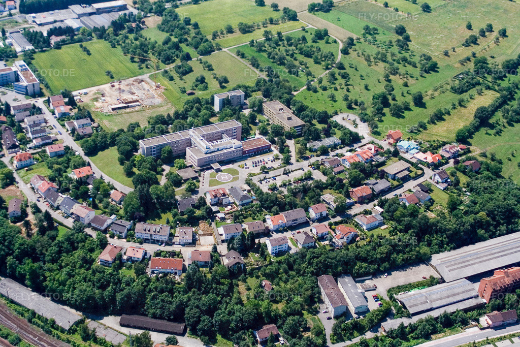 Klinikgelände des Krankenhauses Bretten | Luftbild: Klinikgelände des Krankenhauses Bretten in Bretten im Bundesland Baden-Württemberg in Deutschland. Foto: IMG_3277.jpg vom 01.07.2006 durch Werner Riehm/FLY-FOTO.de - Realisiert mit Pictrs.com
