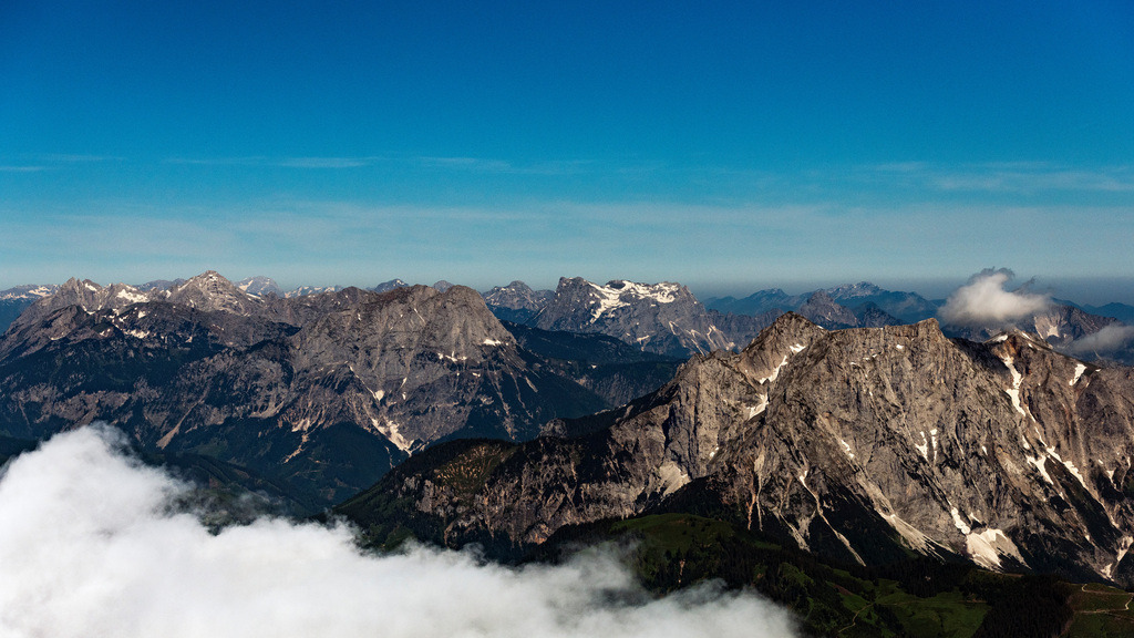 dr__0025681.jpg | EISENERZ 25.06.2019 Wolken am Gipfel der Tullingeralm in den Ennstaler Alpen in der Felsen- und Berglandschaft in Eisenerz in Steiermark, Österreich. // Clouds on Rocky and mountainous landscape of Tullingeralm in den Ennstaler Alpen in Eisenerz in Steiermark, Austria. Foto: Daniel Reiter
