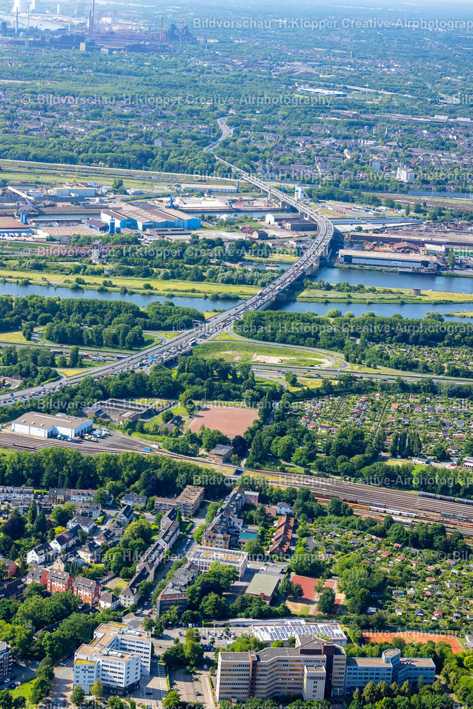 Luftbild Duisburg-4577 | Luftbild Streckenführung und Fahrspuren im Verlauf der Autobahn- Brücke der BAB A59 über den Rhein- Flußverlauf in Duisburg - Realisiert mit Pictrs.com