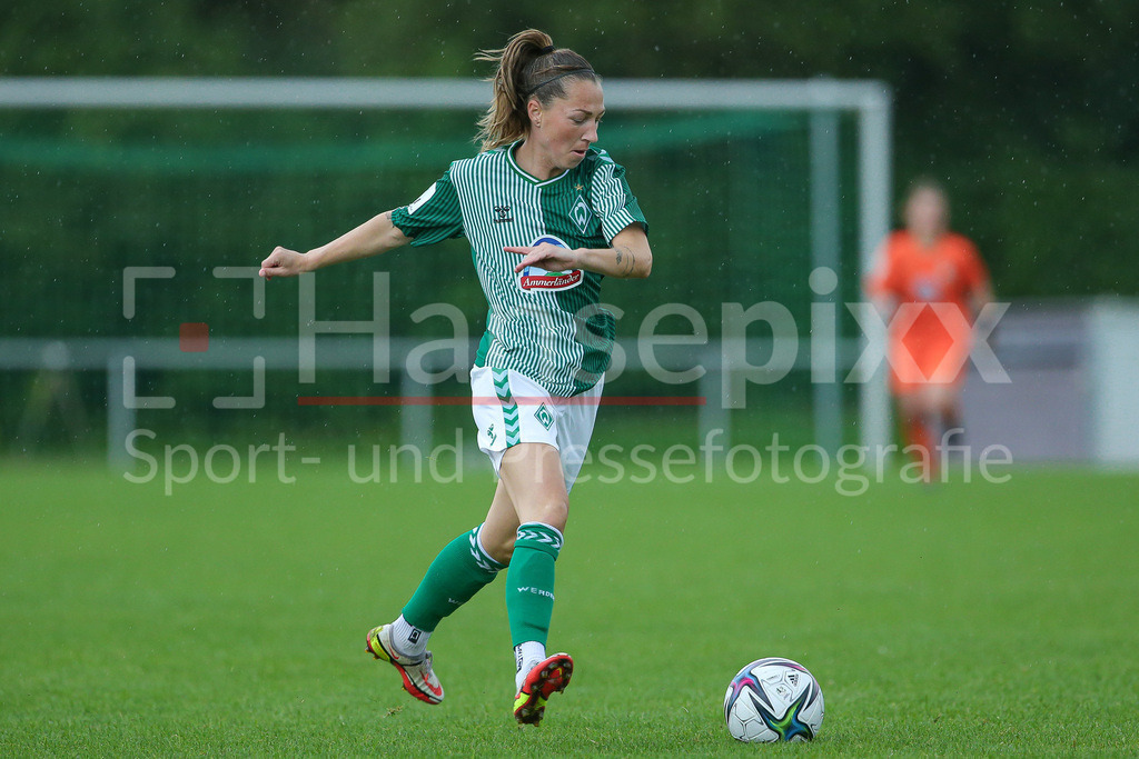 Fussball, Testspiel Frauen, SV Henstedt-Ulzburg - SV Werder Bremen | v.li.: Lisa Josten (SV Werder Bremen, 7) Freisteller, Einzelbild, Ganzkörper, Aktion, Action, Spielszene