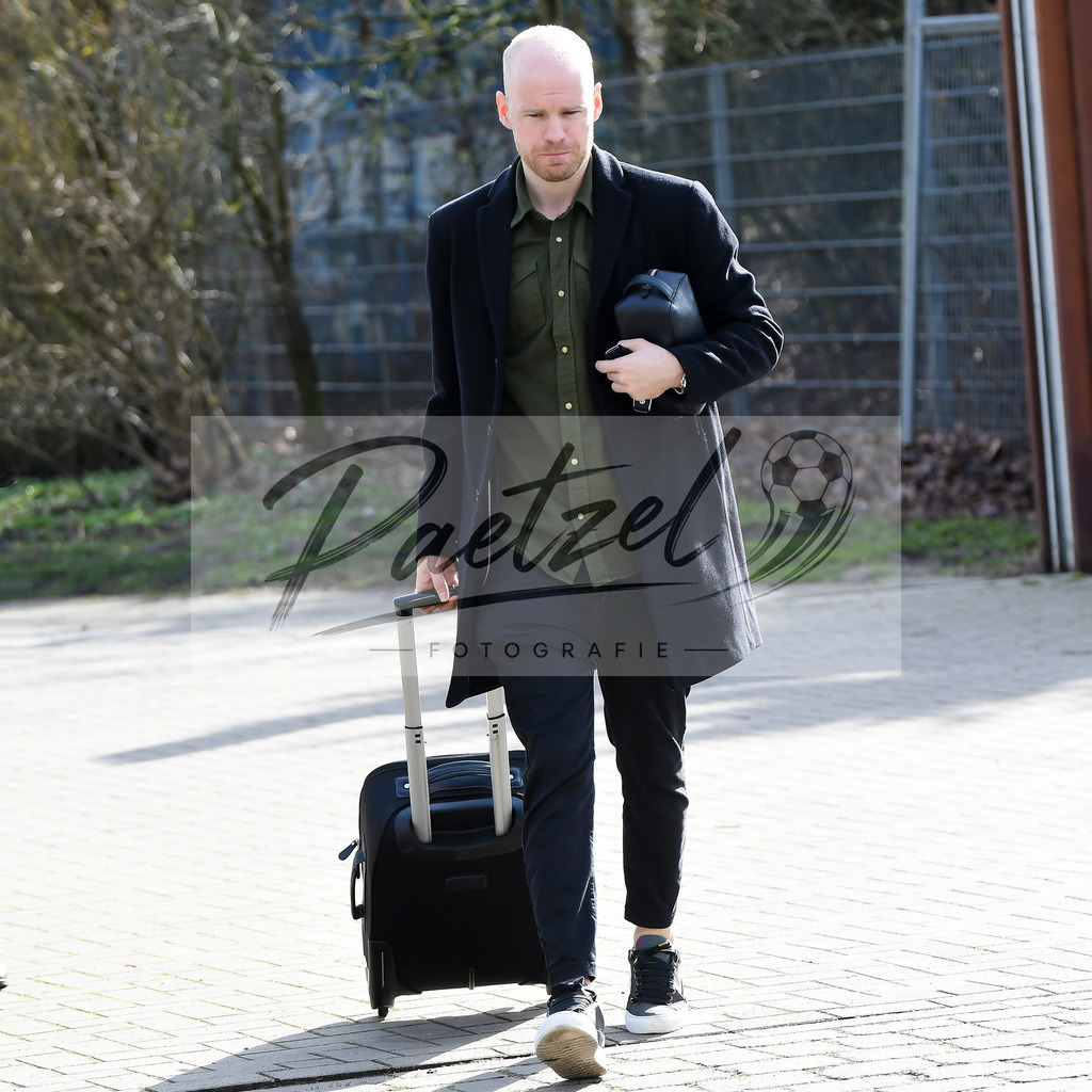 20200303_PKWBRE_0039 | Fussball, Herren: Davy Klaassen (Werder Bremen) schaut auf dem Weg ins wohninvest Weserstadion am 03.03.2020 in Bremen, Deutschland. - Realisiert mit Pictrs.com