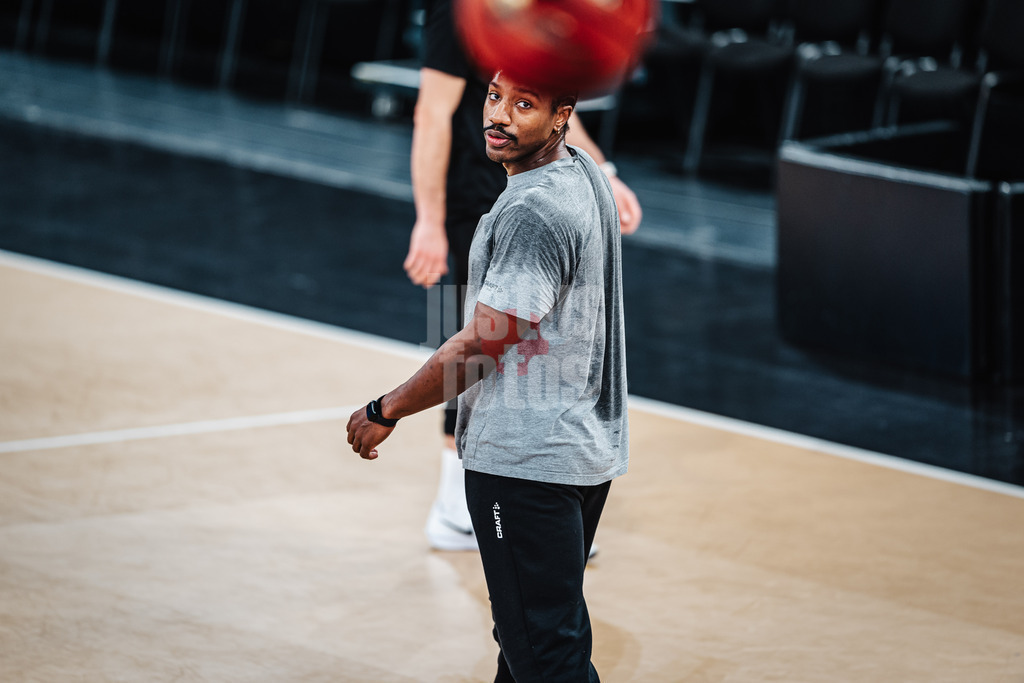 Basketball | Männer | Saison 2024/2025 | BKT EuroCup | Veolia Towers Hamburg vs. Hapoel Bank Yahav Jerusalem | 17.12.2024 | Jonathan Stove (#22, Veolia Towers Hamburg) beim Warmup