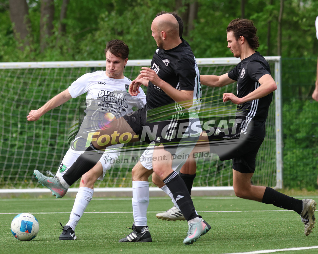 SC Bünde - SV Oetinghausen | Auf dem Bild zu sehen: weiß SC Bünde: Lennart Jens Baldreich ; schwarz SV Oetinghausen v.l.: Julius Weinert, Leon De Beer SC Bünde, SV Oetinghausen, Saison 25/26, Bezirksliga, Hunnebrock, Deutschland - Realisiert mit Pictrs.com