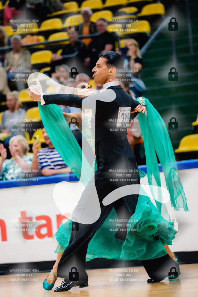 Hessen Tanzt WDSF Open Senior III Standard 1st (281) Slawek Lukawczyk _ Janine-Nicole Desai (United Kingdom)-2025-05-17-9840 | Webshop for digital downloads and prints of dance sport, event & show photographer Julian Link - Realisiert mit Pictrs.com