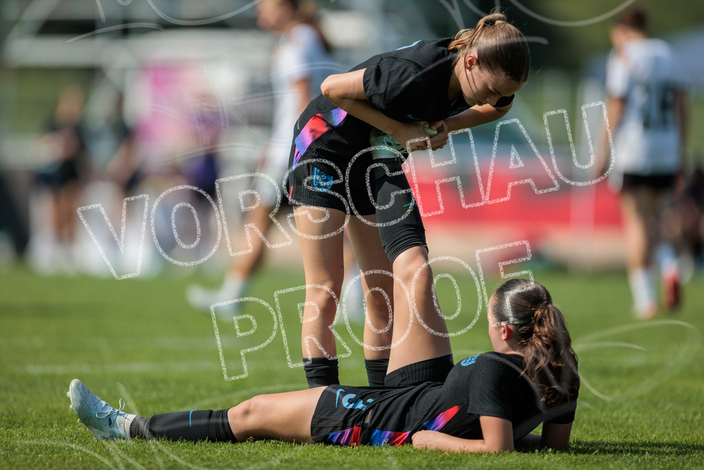 Testspiel U16-Juniorinnen: Deutschland – England | Die Bildergalerie dokumentiert das Länderspiel der deutschen U16-Juniorinnen gegen die Auswahl Englands. Die Fotografien zeigen Spielaktionen, Zweikämpfe, Torchancen, Mannschaftsszenen sowie weitere Impressionen der Begegnung. Die Aufnahmen entstanden im Rahmen des Testspiels beider Nachwuchsnationalmannschaften in der Kümpel + Hellmeister Arena in Hamm am 20. Juni 2026 und halten die sportlichen und emotionalen Momente des Spiels fest. - Realisiert mit Pictrs.com