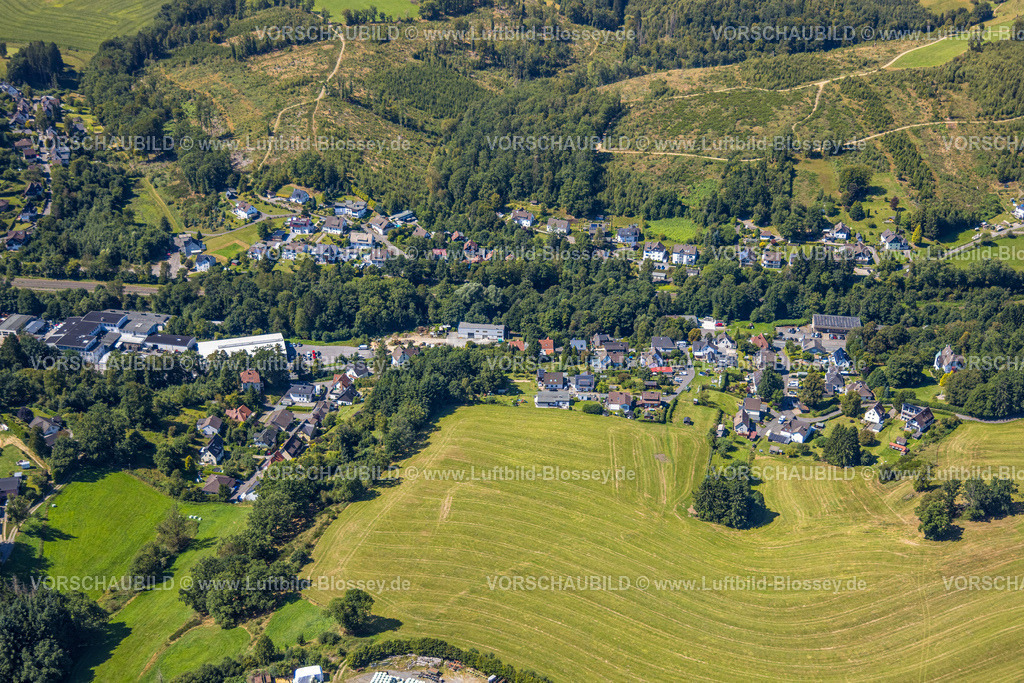 Kierspe250812922 | Luftbild, Wohnsiedlung Im Baukholt an der Volmestraße Bundesstraße B54, Wiesenfläche und Wald mit Waldschäden, Kierspe, Sauerland, Nordrhein-Westfalen, Deutschland