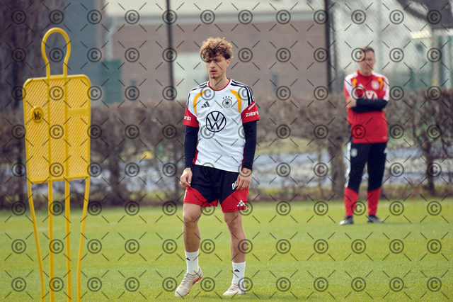RGE_8616b | Deutsche Nationalmannschaft U-20, Herren, Training auf dem Gebhardt-Platz, im Bild Maurice Krattenmacher ( Hertha BSC ),  24.03. 2026, Fotograf: Ralf Gebhardt - Realisiert mit Pictrs.com