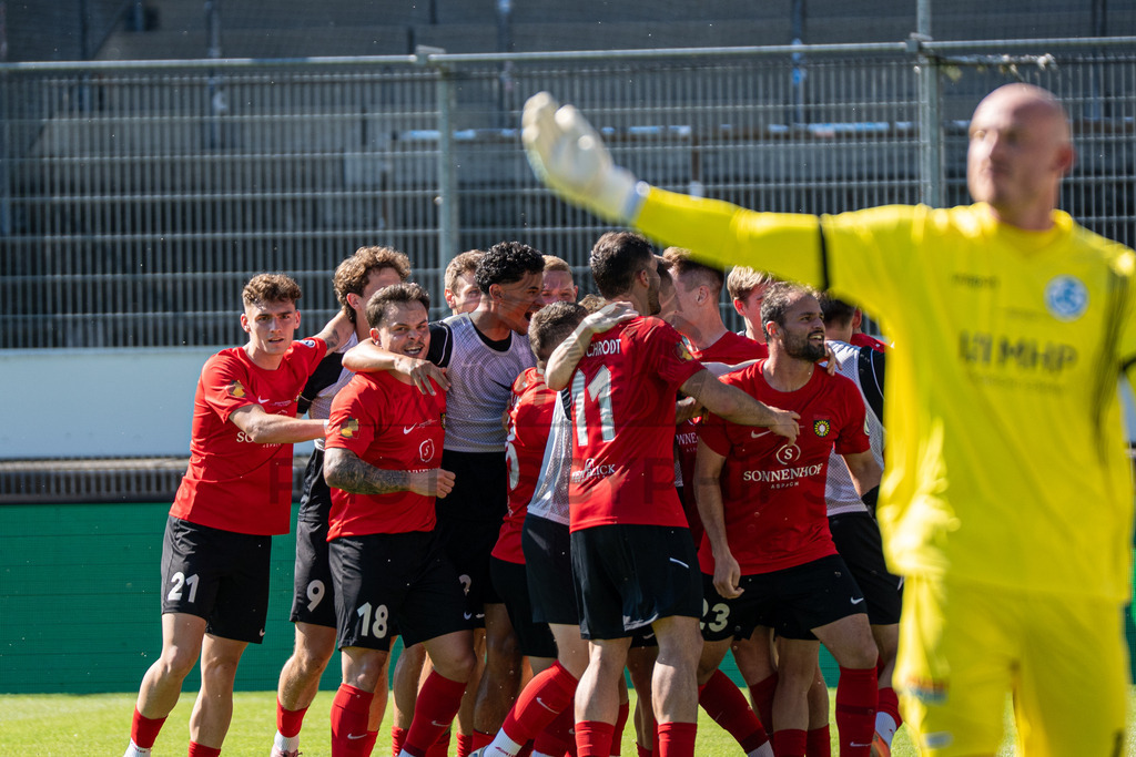 Stuttgarter Kickers vs. SG Sonnenhof Großaspach, Fussball, WFV-Pokal, Finale, 23.05.2026 | Kollektiver Torjubel nach Treffer durch Fabian Eisele (SG Sonnenhof Großaspach, #23) zum 0:2,Stuttgarter Kickers vs. SG Sonnenhof Großaspach, Fussball, WFV-Pokal, Finale, 23.05.2026