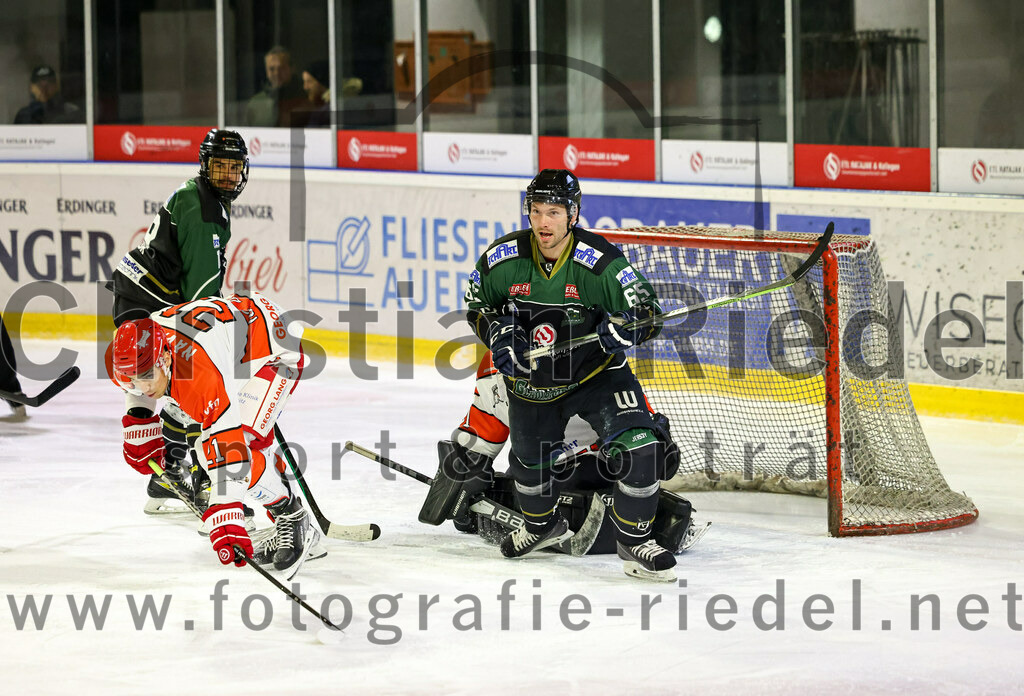 2022-12-02_025_TSV_Erding_gegen_EV_Pegnitz | Erding, Deutschland, 02.12.2022:
Eishockey, Bayernliga 2022 / 2023, 17. Spieltag, TSV Erding gegen EV Pegnitz, Endergebnis: 9:3

Daniel Krzizok (Erding Gladiators, #18), Daniel Sonnenberg (EV Pegnitz, #71), Thomas Plihal (Erding Gladiators, #65), Torwart Filip Rieger (EV Pegnitz, #51)

Foto: Christian Riedel / fotografie-riedel.net