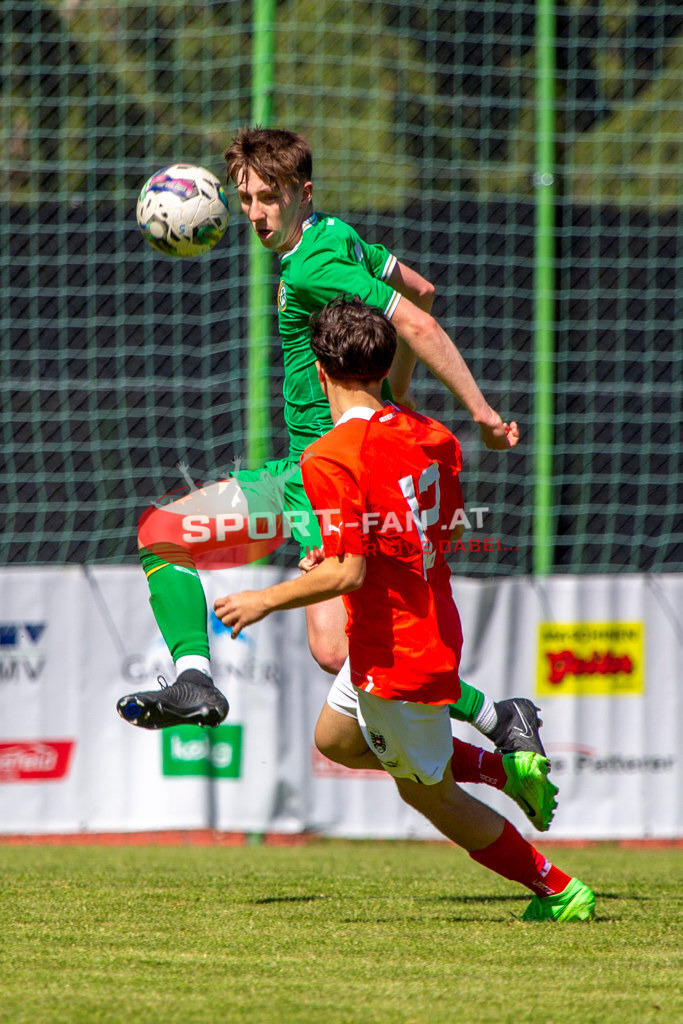 Fußball Halbfinale | Ben Dumigan (U15 Irland #3) Timo Schissler (U15 Österreich #12) Fußball Halbfinale, Irland U15 - Österreich U15 am 29.04.2024 in Arnoldstein (Sportplatz), Austria, (Photo by Ernst Krawagner sport-fan.at) - Realisiert mit Pictrs.com