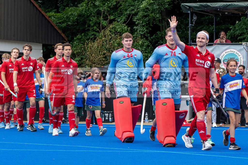 Final4_20250601-1333-HK108501 | Krefeld, Deutschland, 01.06.2025:  Feldhockey Final4 2025 – „Deutsche Feldhockey-Meisterschaften 2025“ Crefelder HTC - Rot-Weiss Köln (Finale Herren) im Gerd-Wellen-Hockeyanlage am 01.06.2025 in Krefeld, Deutschland. (Foto von Kramhöller/Fehrmann/Kaste)Krefeld, Germany, 01.06.2025: Feldhockey Final4 2025 – „Deutsche Feldhockey-Meisterschaften 2025“ Harvestehuder HTC - Düsseldorfer HC (Finale Damen) in Gerd-Wellen-Hockeyanlage at 01.06.2025 in Krefeld, Deutschland. (Foto from Kramhöller/Fehrmann/Kaste)
