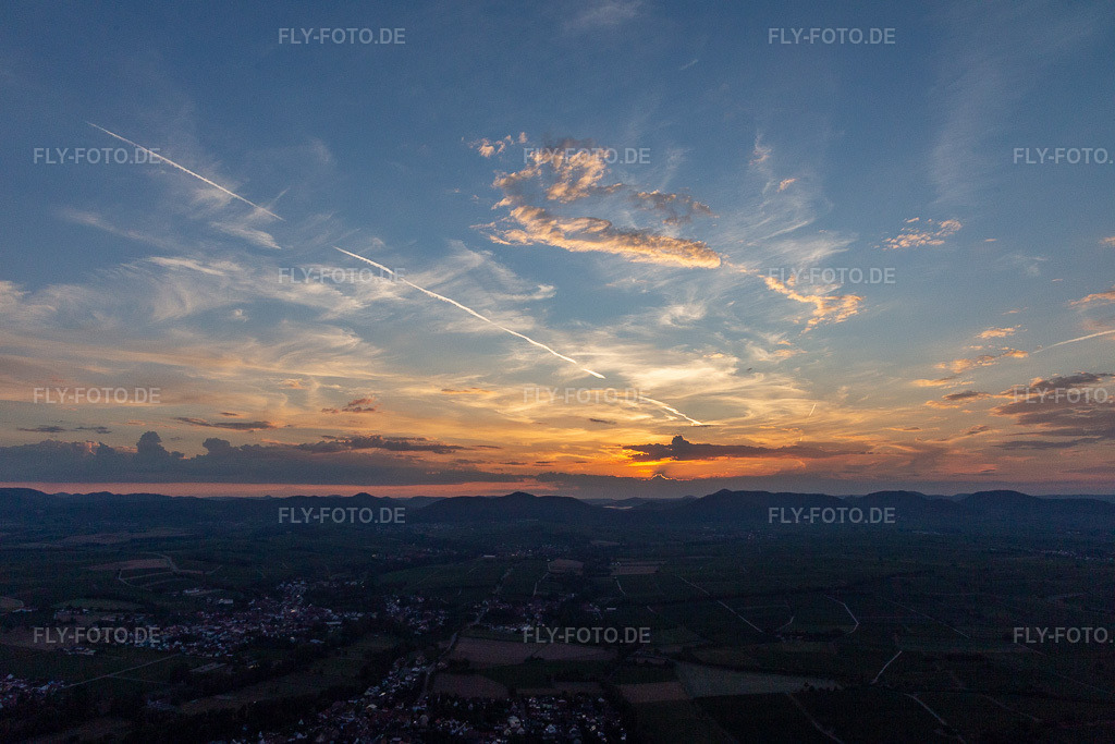 Luftbild: Sonnenuntergang in der Südpfalz im Ortsteil Mühlhofen in Billigheim-Ingenheim im Bundesland Rheinland-Pfalz in Deutschland. Foto: IMG_122338.jpg vom 15.08.2020 durch Werner Riehm/FLY-FOTO.de