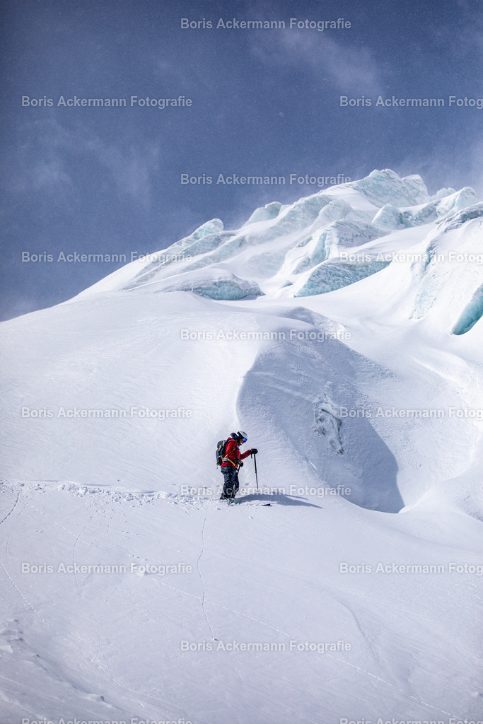 With Friends on Powderdays | Mit Freunden auf dem Gletscher im Tiefschnee. Schöner kann es kaum sein! Hier an einem stürmischen Morgen im Januar. 