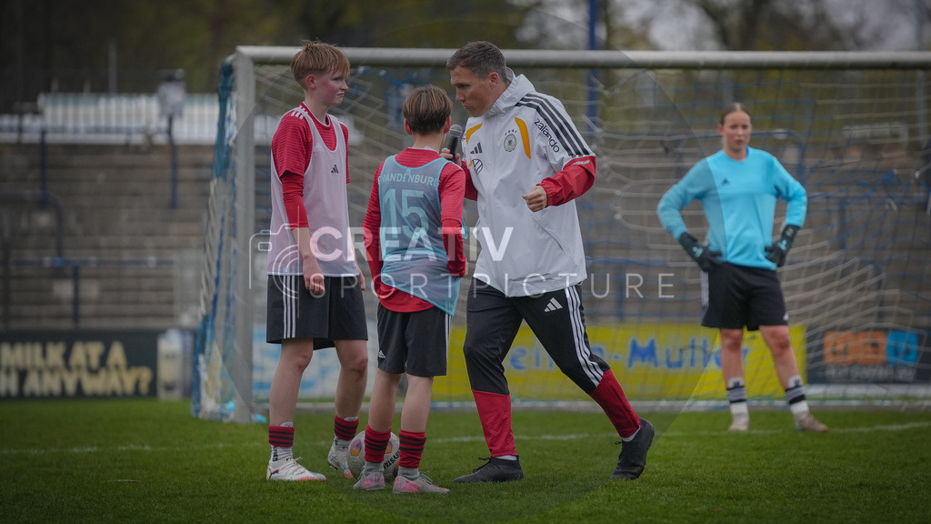Fußball, Nachwuchs, Training, DFB, Demo-Einheit der Trainingsphilosophie Deutschland im Karl-Liebknecht-Stadion Potsdam, | Fußball, Nachwuchs, Training, DFB, Demo-Einheit der Trainingsphilosophie Deutschland im Karl-Liebknecht-Stadion Potsdam, Im Bild: Hannes Wolf (DFB) - Realisiert mit Pictrs.com