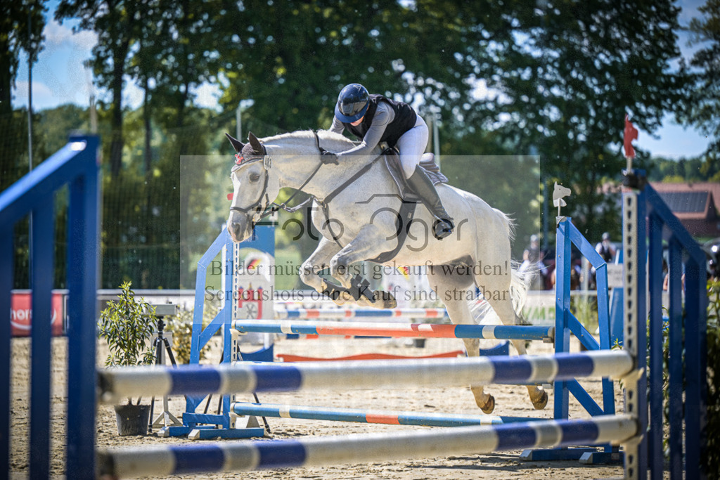 DOS_1983 | Entdecke hochwertige Reitturnierfotos von Foto Oger. Professionell, emotional und authentisch – jetzt Lieblingsmomente im Shop bestellen.Deutschlandweite Turnierfotografie. - Realisiert mit Pictrs.com