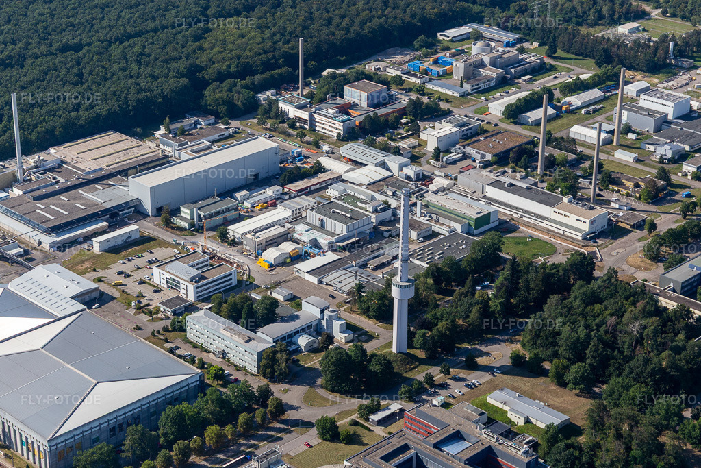Luftbild: Forschungs- Gebäude und Bürokomplex des Karlsruhe Institut für Technologie Campus Nord mit Institut für Nanotechnologie und EWN GmbH. im Ortsteil Leopoldshafen in Eggenstein-Leopoldshafen im Bundesland Baden-Württemberg in Deutschland. Foto: IMG_128239.jpg vom 12.08.2021 durch Werner Riehm/FLY-FOTO.de