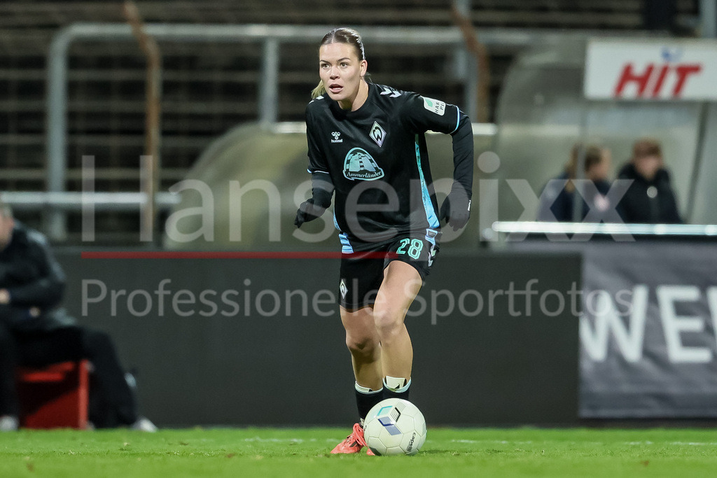 Fussball, DFB-Pokal Frauen, SC Fortuna Köln - SV Werder Bremen | v.li.: Juliane Wirtz (SV Werder Bremen, 28) am Ball, Freisteller, Einzelbild, Ganzkörper, Aktion, Action, Spielszene, DIE DFB-RICHTLINIEN UNTERSAGEN JEGLICHE NUTZUNG VON FOTOS ALS SEQUENZBILDER UND/ODER VIDEOÄHNLICHE FOTOSTRECKEN. DFB REGULATIONS PROHIBIT ANY USE OF PHOTOGRAPHS AS IMAGE SEQUENCES AND/OR QUASI-VIDEO.
