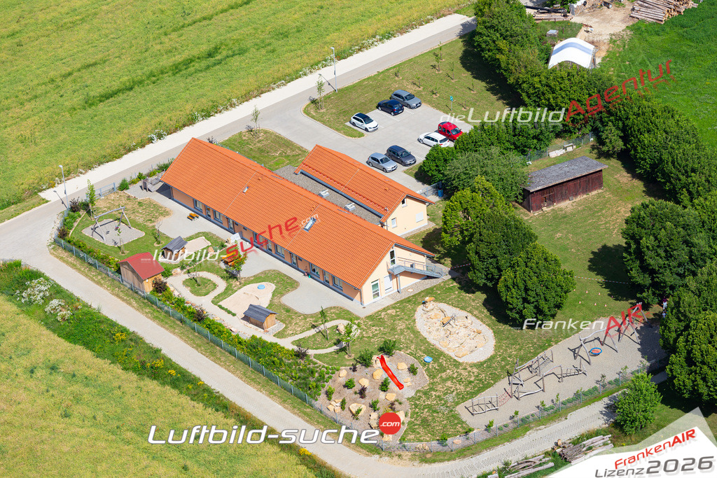 Die Luftbildaufnahme kindergarten-motschiedel - Weismain wurde 2020 mittels Flugzeug (keine Drohne) erstellt. Perfekte Schärfe und Druck- Ergebnisse- Garantiert!