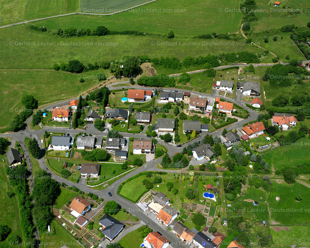 2614563 | ERMENROD 09.06.2006 Landwirtschaftliche Nutzflächen und Feldgrenzen  umsäumen das Siedlungsgebiet des Dorfes in Ermenrod im Bundesland Hessen, Deutschland // Agricultural land and field boundaries surround the settlement area of the village  in Ermenrod in the state Hesse, Germany Foto: Gerhard Launer