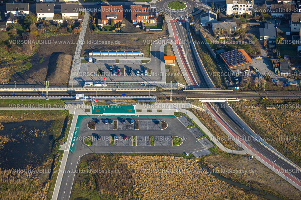 Hamm241200011 | Luftbild, geplante Nahverkehrsverbindung mit Haltepunkt in Westtünnen, Baustelle am Südfeldweg und Von-Thünen-Straße für den künftigen Bahnhaltepunkt, Bahnlinie mit Eisenbahnbrücke und Wohnsiedlung mit Kreisverkehr, Stadtbezirk Rhynern, Hamm, Ruhrgebiet, Nordrhein-Westfalen, Deutschland