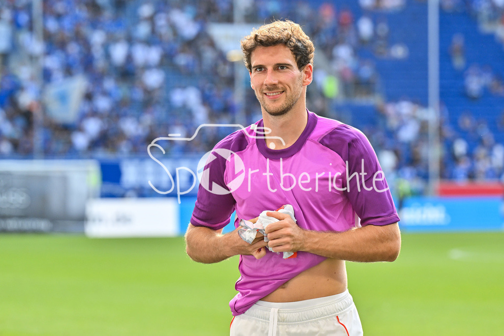 TSG 1899 Hoffenheim - FC Bayern München | Die Spieler der Bayern feiern nach dem Sieg in Hoffenheim mit ihren Fans, Leon GORETZKA (FC Bayern Muenchen 8) / Einzelfoto / Freisteller / Bundesliga: TSG 1899 Hoffenheim - FC Bayern München; PreZero-Arena am 20.09.2025 / DFL REGULATIONS PROHIBIT ANY USE OF PHOTOGRAPHS AS IMAGE SEQUENCES AND/OR QUASI-VIDEO