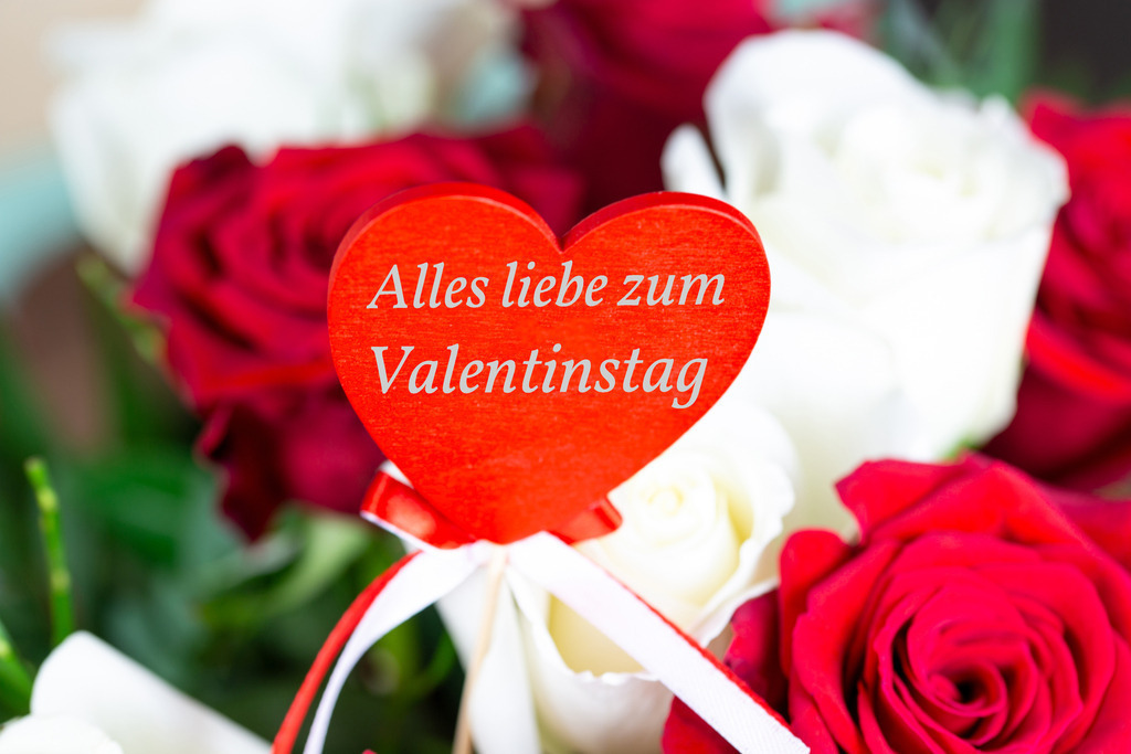 Valentinstag, Valentinsgrüße: Blumenstrauß mit weißen und roten Rosen und ein Herz mit der Aufschrift ALLES LIEBE ZUM VALENTINSTAG | Valentinstag, Valentinsgrüße: Blumenstrauß mit weißen und roten Rosen und ein Herz mit der Aufschrift ALLES LIEBE ZUM VALENTINSTAG - Realisiert mit Pictrs.com