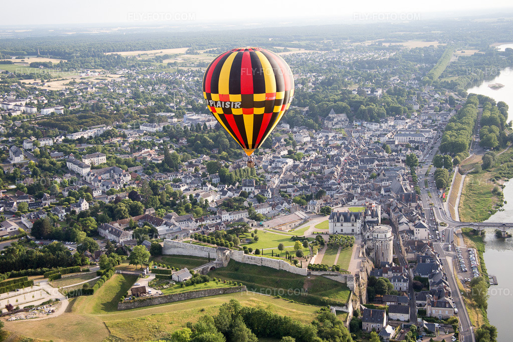 Aerial view: View of the town in Amboise in the state Indre et Loire, France. – Photo: IMG_082382.jpg taken on 06/20/2015 by Werner Riehm/FLY-FOTO.com – Resolution of the original: 5472 x 3648 px