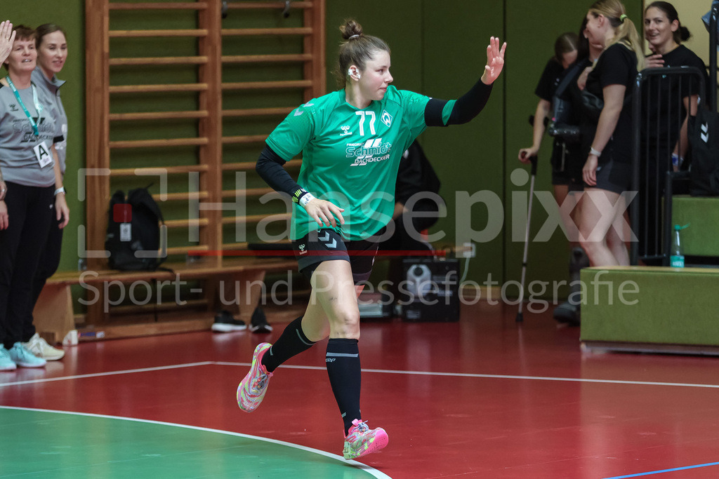 Handball, DHB-Pokal Frauen, SV Werder Bremen - VfL Oldenburg | v.li.: Elaine Rode (SV Werder Bremen, 77) beim Einlaufen vor dem Spiel