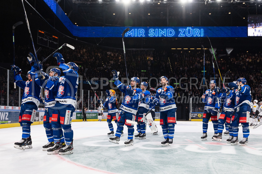 Swiss National League: Semifinals Game 4: ZSC Lions - Fribourg-Gotteron | 14.04.2022, Zürich, Hallenstadion, Swiss National League: Semifinals Game 4: ZSC Lions - Fribourg-Gotteron, die ZSC-Spieler bedanken sich bei den Fans. - Realisiert mit Pictrs.com