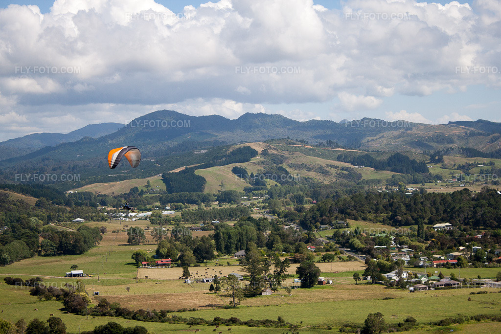 Aerial view: View of the town in Coromandel in the state Waikato, New Zealand. – Photo: IMG_55798.jpg taken on 01/12/2013 by Werner Riehm/FLY-FOTO.com – Resolution of the original: 4752 x 3168 px