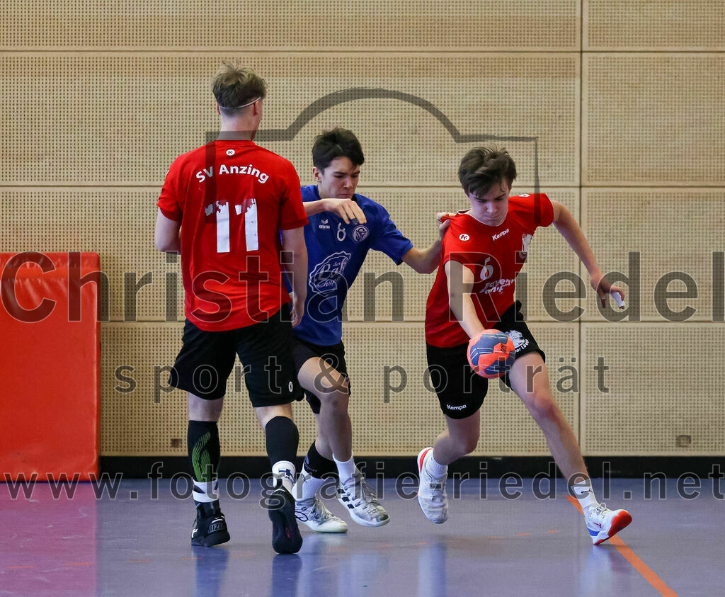 2022-12-17_048_SV_Anzing_gegen_TSV_Simbach | Anzing, Deutschland, 17.12.2022:
Handball, Bayernliga männliche A-Jugend 2022 / 2023, 9. Spieltag, SV Anzing gegen TSV Simbach, Endergebnis: 39:30

Paavo Hofmann (SV Anzing, #11), Adrian Barbet (TSV Simbach, #8), Julian Krackl (SV Anzing, #6)

Foto: Christian Riedel / fotografie-riedel.net