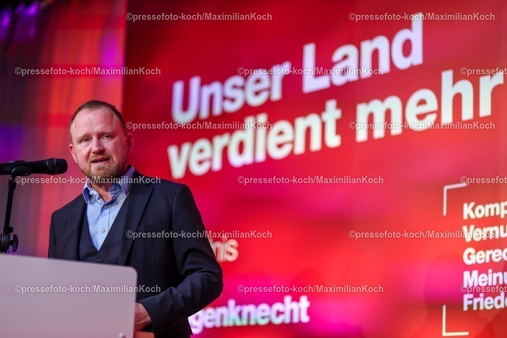Wup06022501085 | 06.02.2025, Wahlkampfveranstaltung Bündnis Sahra Wagenknecht - Der Politiker Christian Leye (Generalsekretär BSW) bei seiner Rede in der Alten Papierfabrik in Wuppertal. 